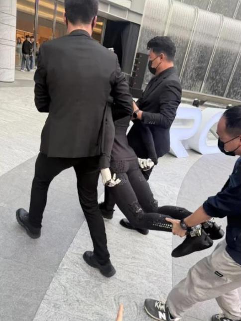 小鹏IRON人形机器人线下首秀摔倒,被工作人员“抬走”,何小鹏回应