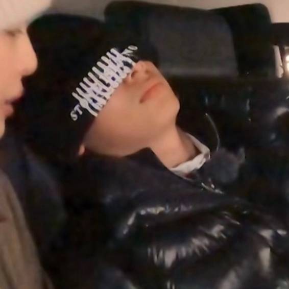 胡先煦飞机“昏迷式”睡姿引发空姐暖心乌龙，网友笑称：这觉睡得太投入了