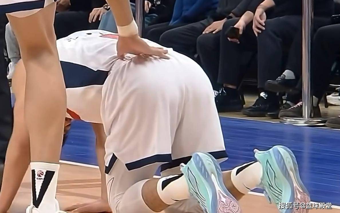 还不如让徐杰休息呢！与宁波比赛再遭崴脚，反复受伤真吃不消！