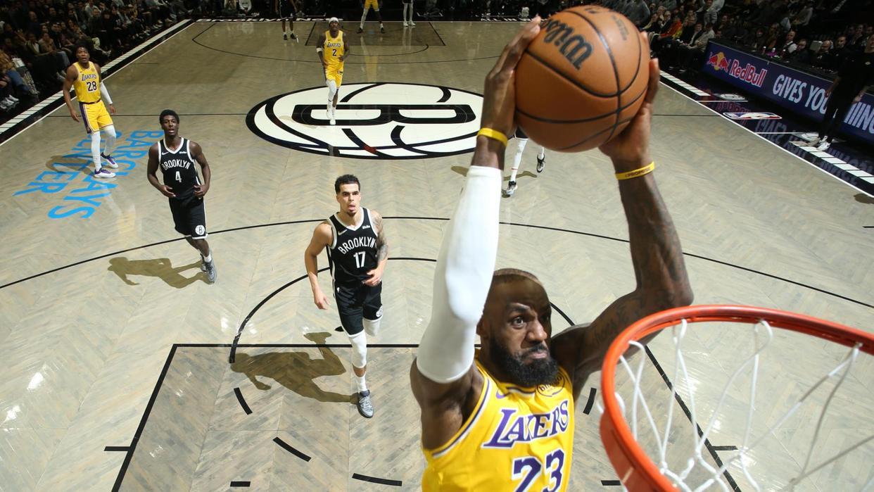 詹姆斯2573抢断创NBA历史第1神迹,湖人完胜篮网!东契奇246创纪录,里夫斯9中3