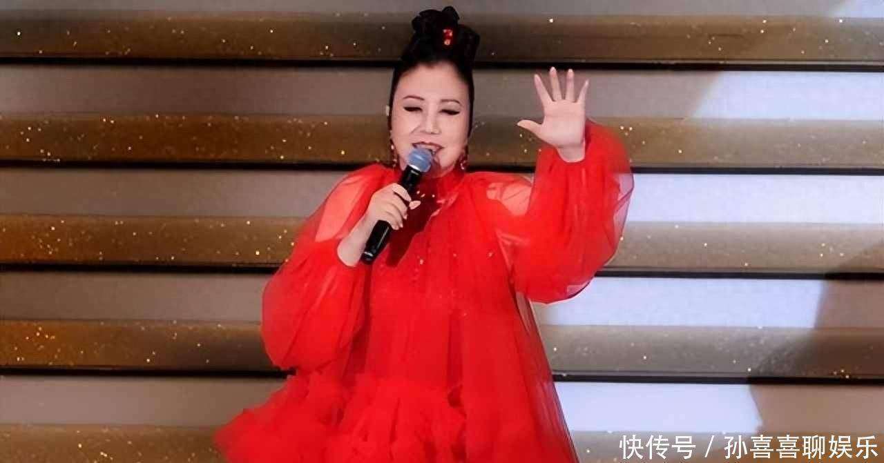 78岁开唱被骂割韭菜，她站两小时没坐，观众却默默擦眼泪