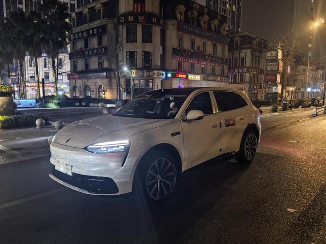 问界M6现身街头，保时捷卡宴既视感，配星云大灯+黑曜套件