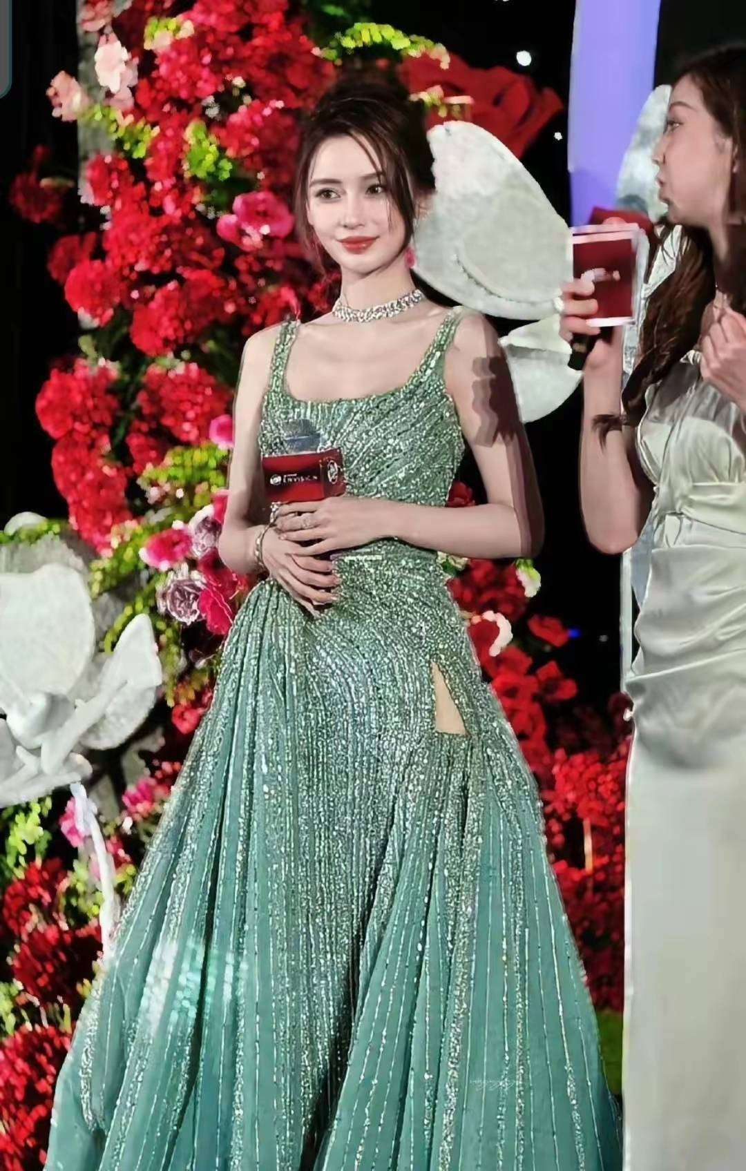 Angelababy亮色系高定惊艳红毯，网友：把春天穿在了身上