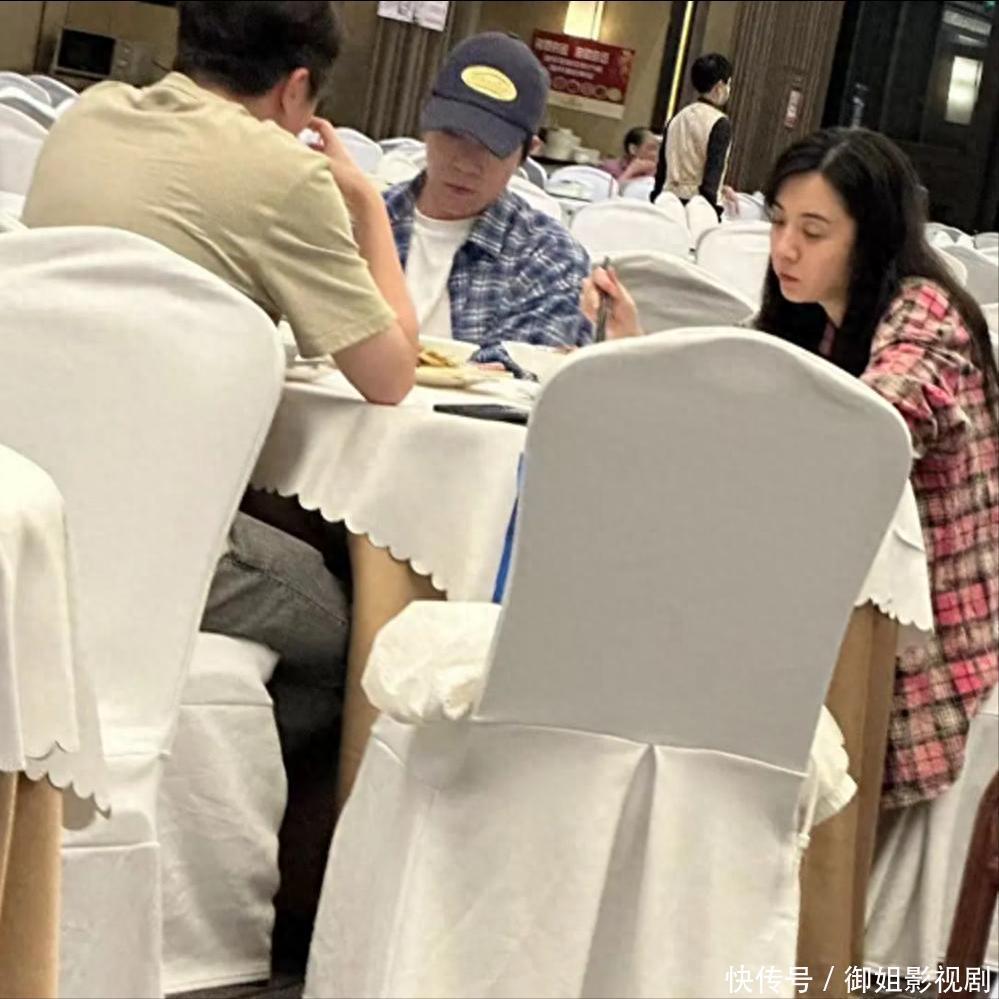 俞灏明带王晓晨回广东，穿情侣装会友，这两人看起来特别有夫妻相 - 360娱乐