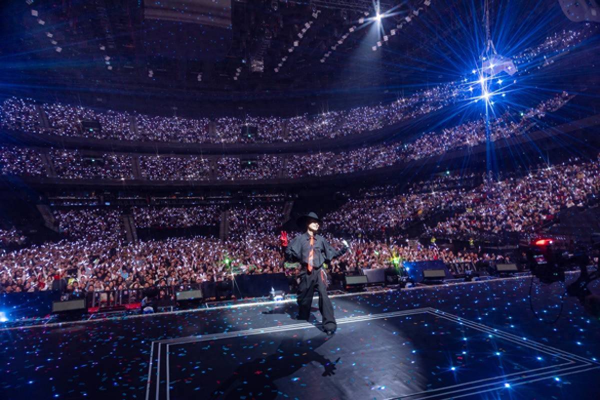 陈小春演唱会澳门站收官，现场致敬恩师罗文，张智霖李承铉任嘉宾