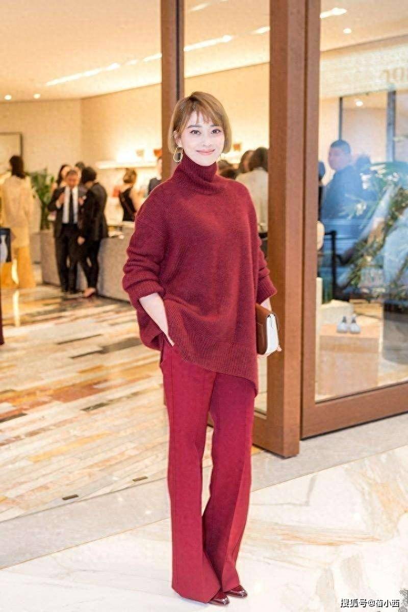 50岁梅婷新剪了波波头年轻22岁，穿毛衣+阔腿裤，美得像换了个人