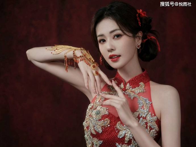 白鹿 宋雨琦 红金鎏金旗袍裙：明艳与清甜的国风表达