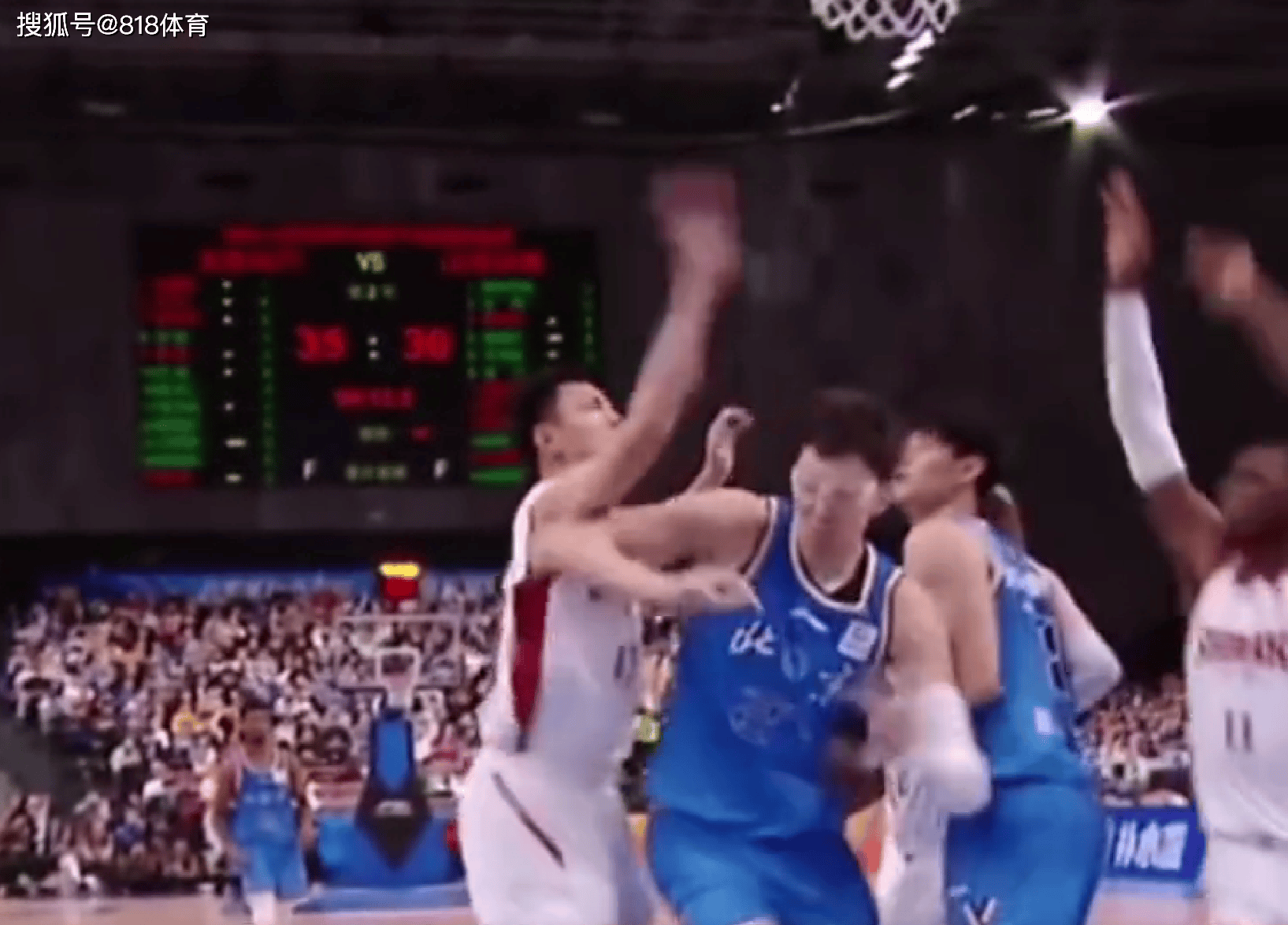 场均一发火!周琦篮下进攻被焦海龙打中头部,摘下护目镜怒喷垃圾话