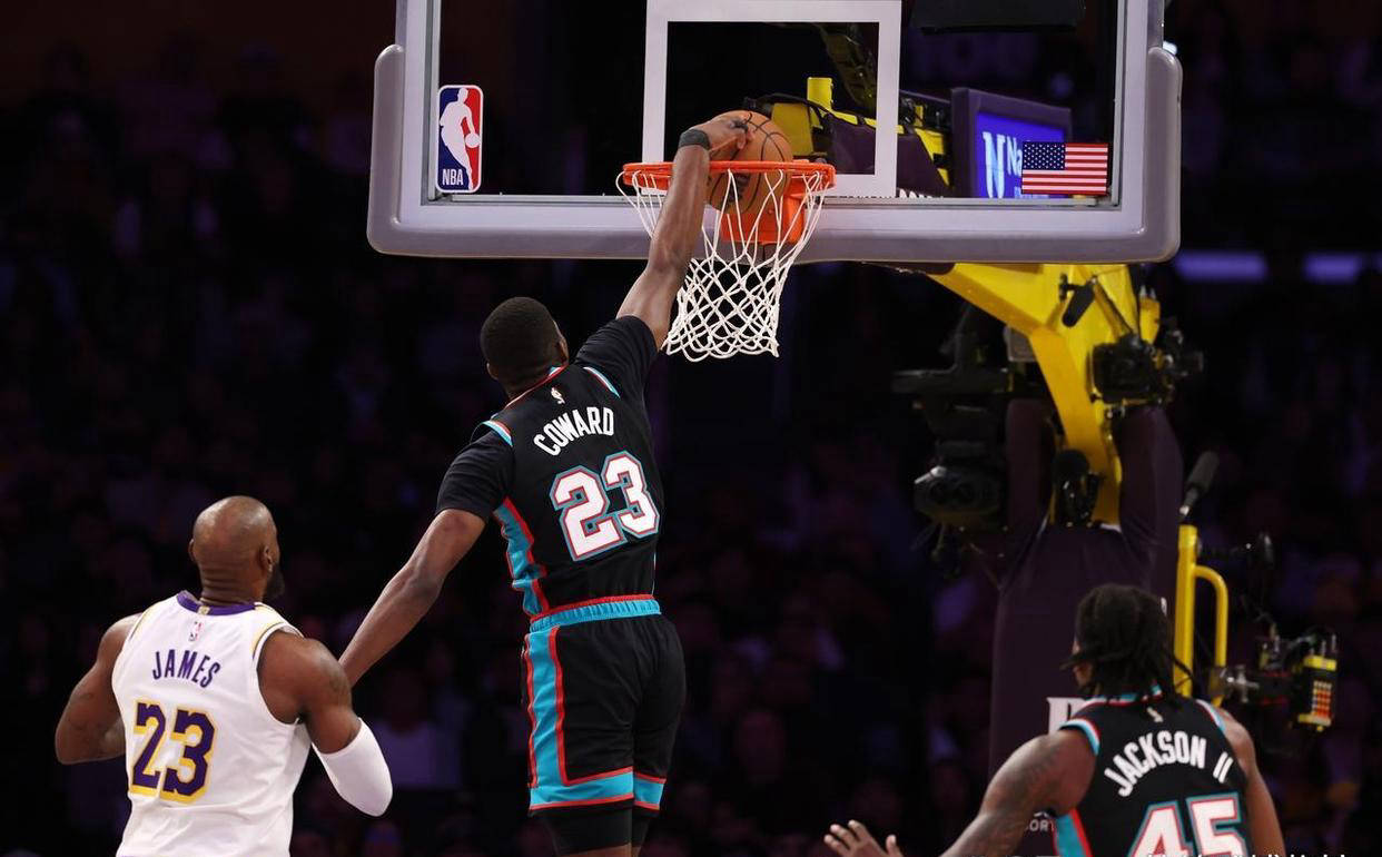 末节逆转！詹姆斯砍下26分7篮板10助攻创助攻新高，联手东契奇打爆灰熊