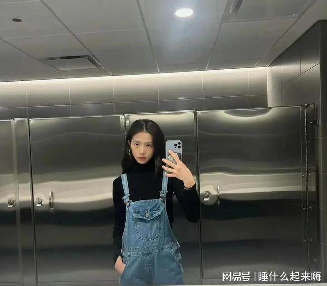 黄磊女儿晒自拍,19岁多多又瘦又清冷,颜值惊艳不输妈妈颜值巅峰