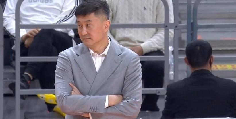 杜锋坦言开局失误频频，关键投篮不中令人遗憾