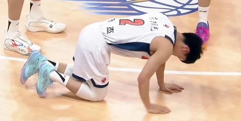 有伤在身！曝徐杰将前往国家队报到后评估伤情 此前多次崴脚引关注