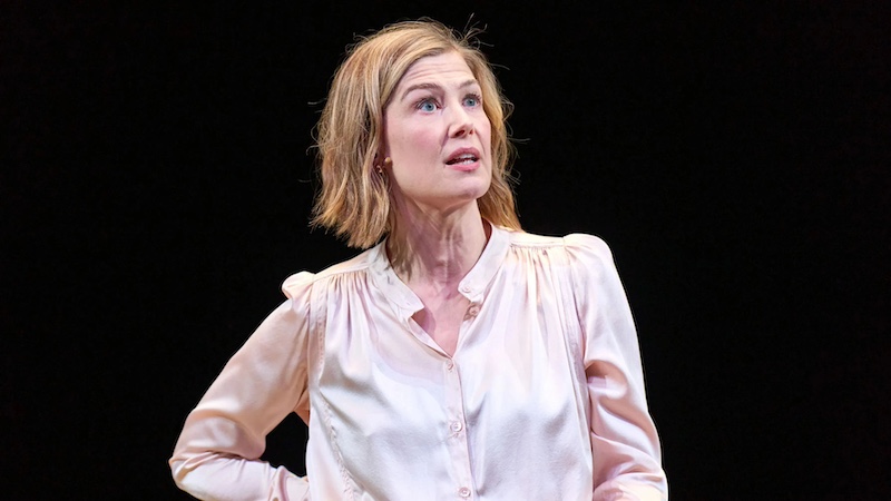 随英国首相现身上海，裴淳华带来的这部戏直面社会议题