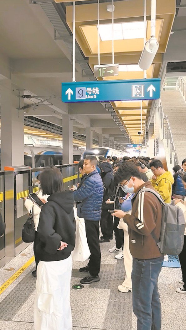 上午8时15分，上班族在市域机场线中春路站等车 任天宝 摄