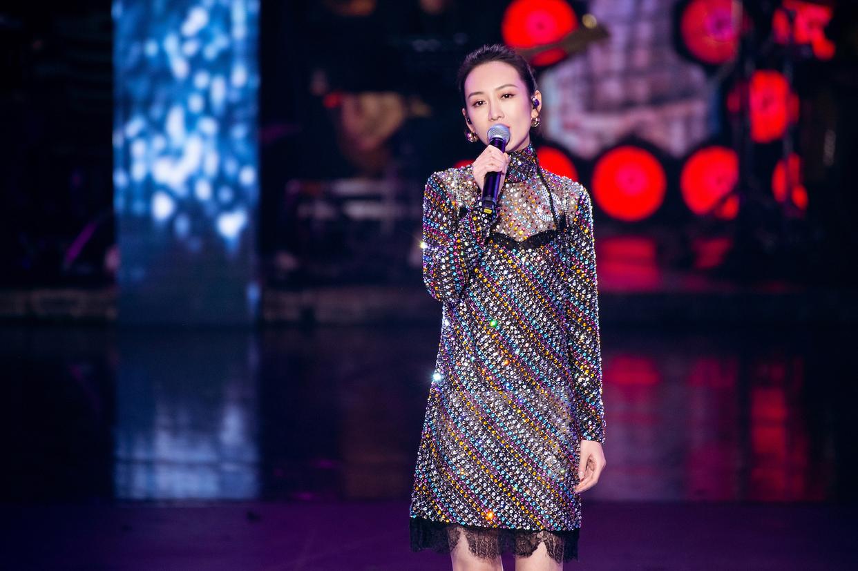 王鸥亮相《跨界歌王》盛典 绝美嗓音惊艳众人 气质唱功双在线