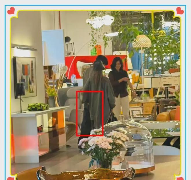 李荣浩杨丞琳手牵手逛家具城被偶遇，网友：李荣浩幽默，丞琳很香