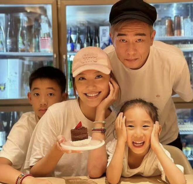 陈小春一家四口首登春晚，Jasper身高引热议