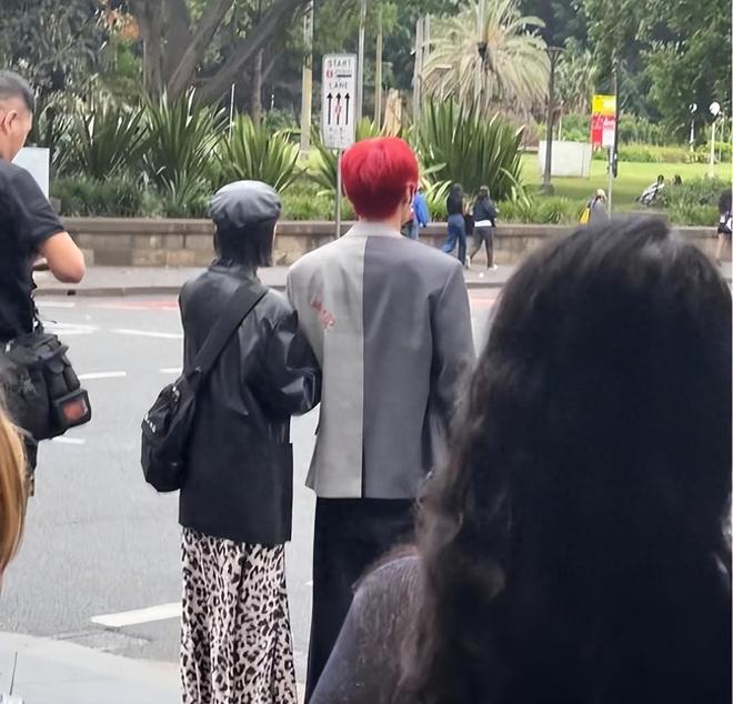 李荣浩杨丞琳悉尼又被偶遇，两人牵手秀恩爱，杨丞琳特别小鸟依人