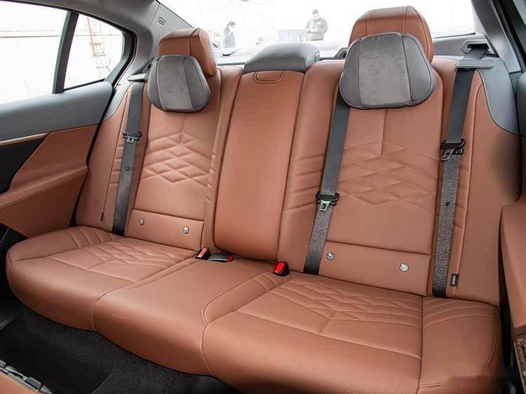 2026款宝马5系！尺寸更大、配置更全，值不值现在买