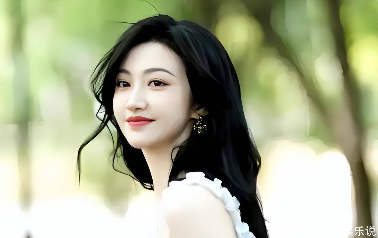 景甜辟谣后首现身：作品与公益构筑的抗舆论铠甲