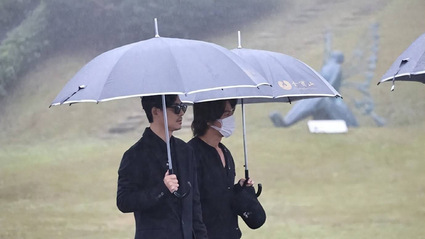 周渝民、言承旭现身大S雕像揭幕仪式，小S强忍泪水主持，现场播放《姐妹情深》，S妈抱住雕像痛哭