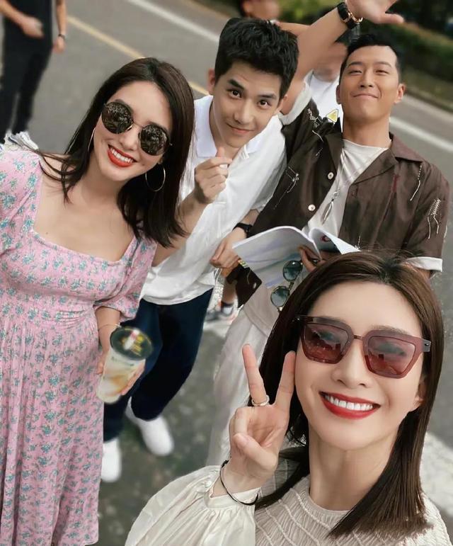 江疏影晒新剧杀青照