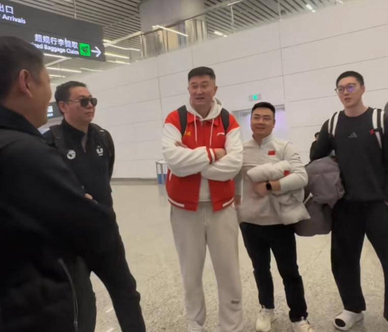 杜锋再显情商高光时刻！机场偶遇王怀玉，全队合唱庆生气氛温馨