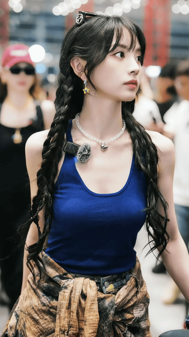 张凌赫田曦薇同框反差大，一个冷漠回避，一个大方打招呼