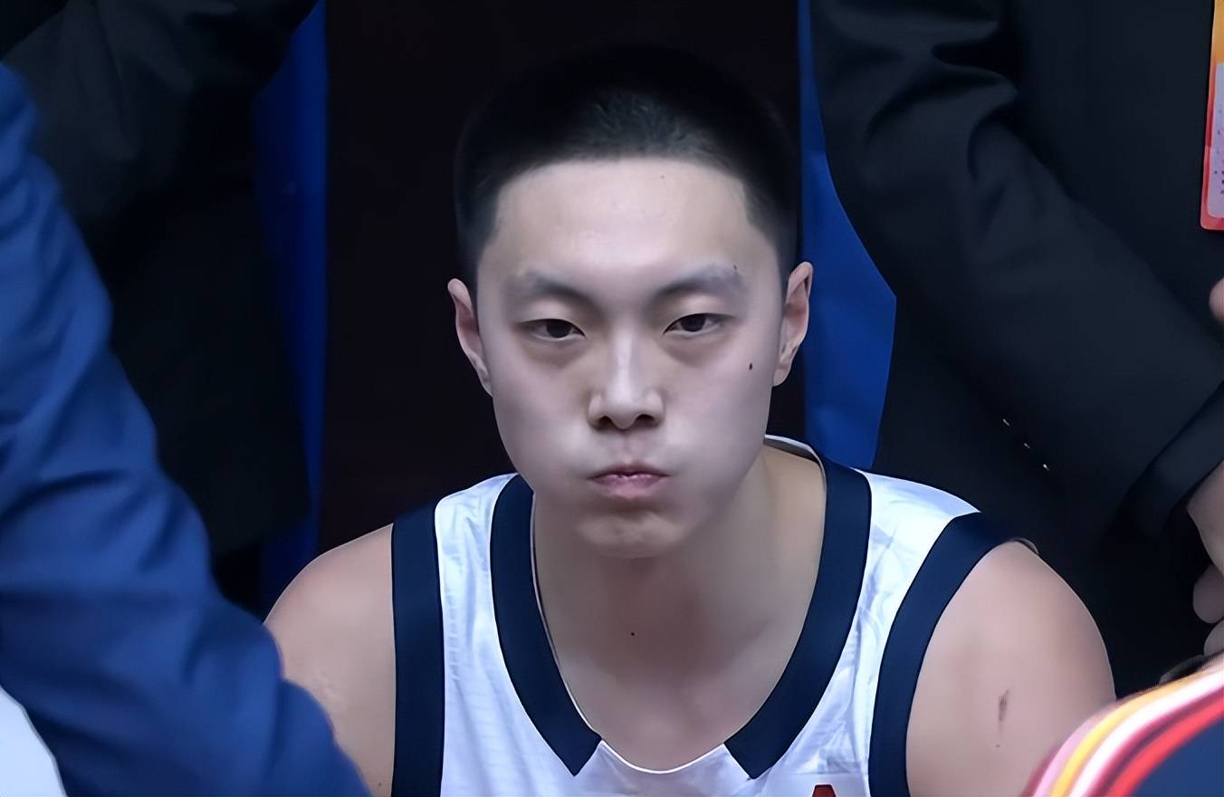 广东vs四川，杜锋怒骂胡明轩，浪费球权不会组织，徐杰控球好多了