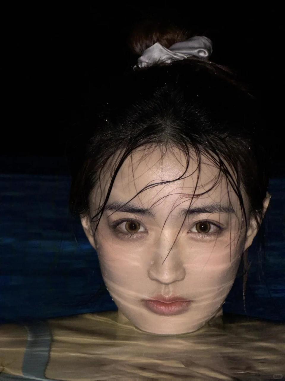 31岁徐璐近况！大方晒泳装照，评论区热闹极了