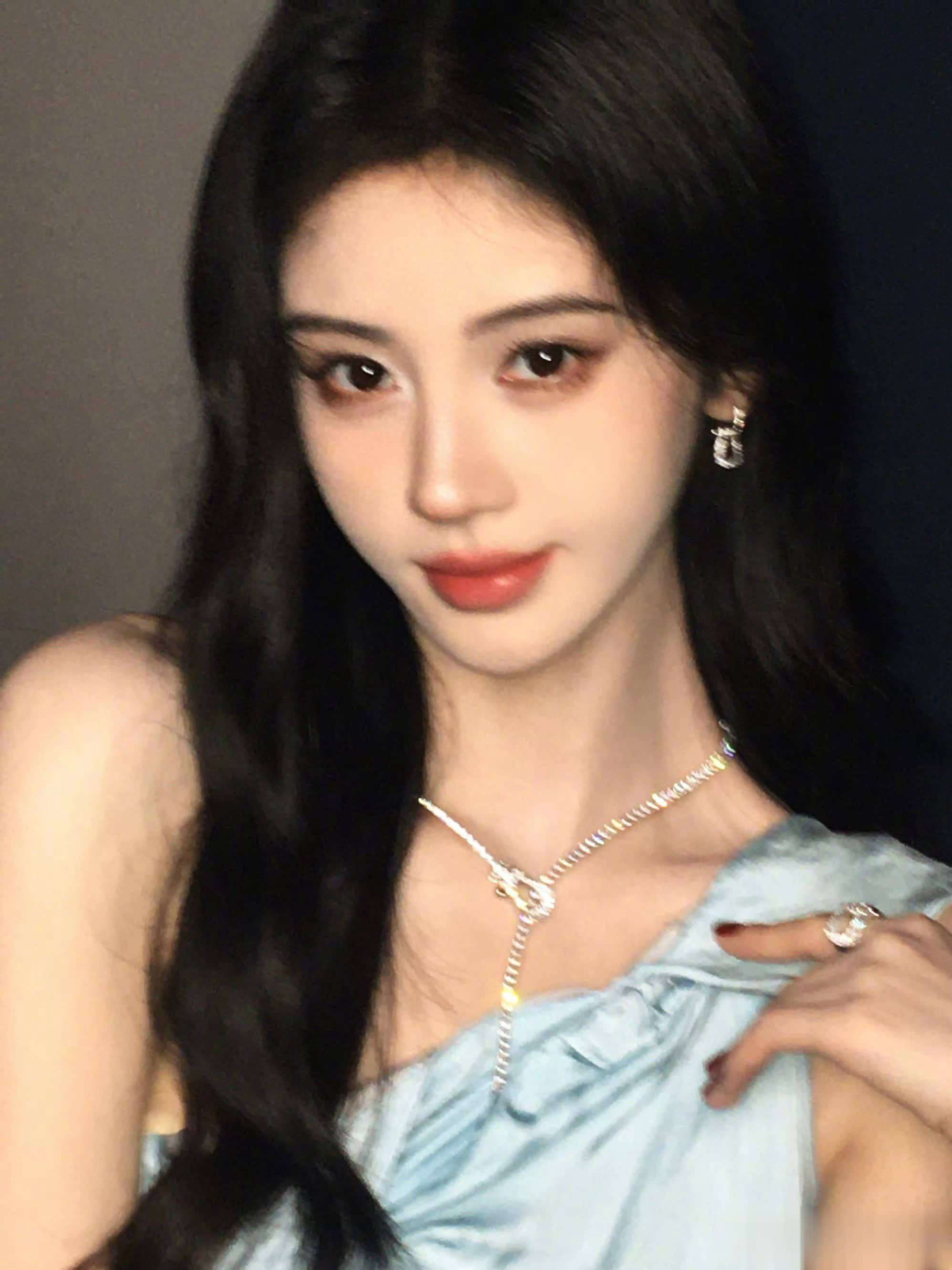 鞠婧祎16宫格营业 破谣言引关注