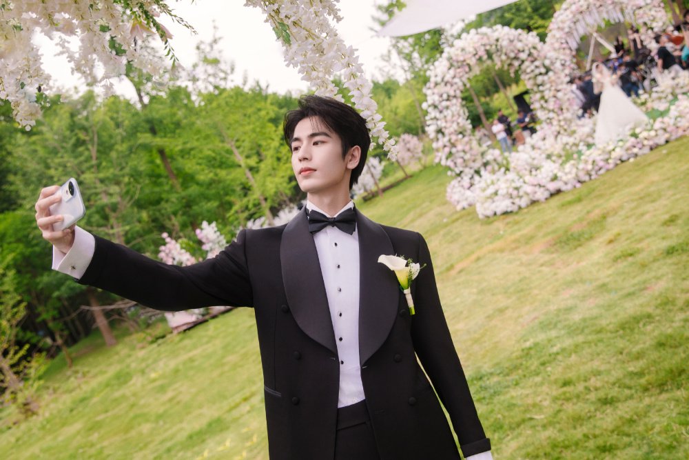 《逐玉》再引热议，张凌赫打戏好惊艳，与田曦薇同框身形差太绝了