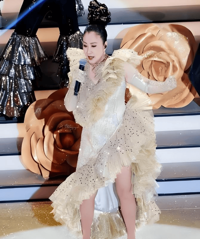 快八十岁开演唱会遭群嘲，汪明荃用现场实力让网友闭嘴