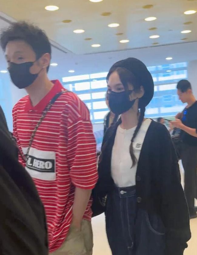 李荣浩杨丞琳现身机场,手牵手超恩爱,被认出后害羞互动萌翻众人