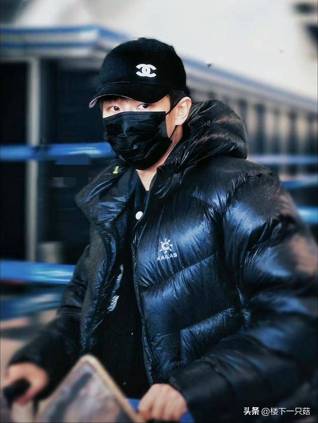 偶遇林高远回广州人群中帅得很显眼一身黑身高腿长笑容阳光气质好