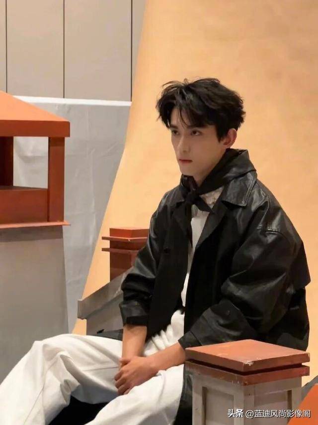 吴磊这黑皮衣白衬衫，是把“外酷内乖”穿成少年模板了吧！