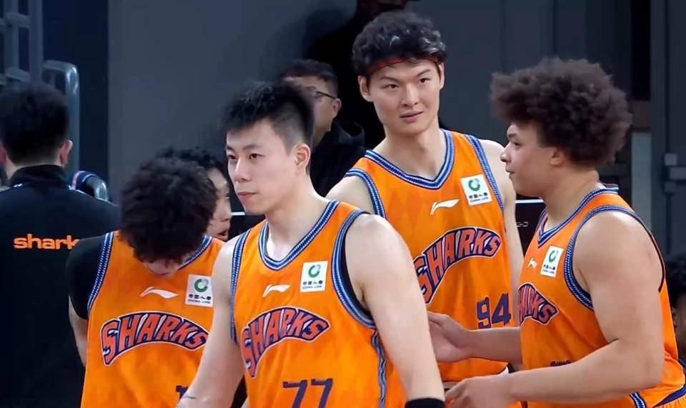 CBA焦点之战：广东主场遭上海40分惨败，杜锋面临复仇考验