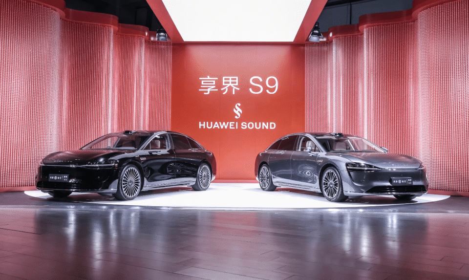 华为鸿蒙智行首款旗舰车,隔空开门,仅售30万出头,超越迈巴赫、宝马7系