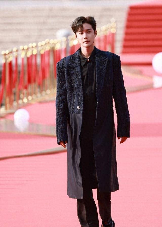 这一夜短剧演员走红毯，何健麒王楠太拉垮，郭宇欣优雅，余茵个矮