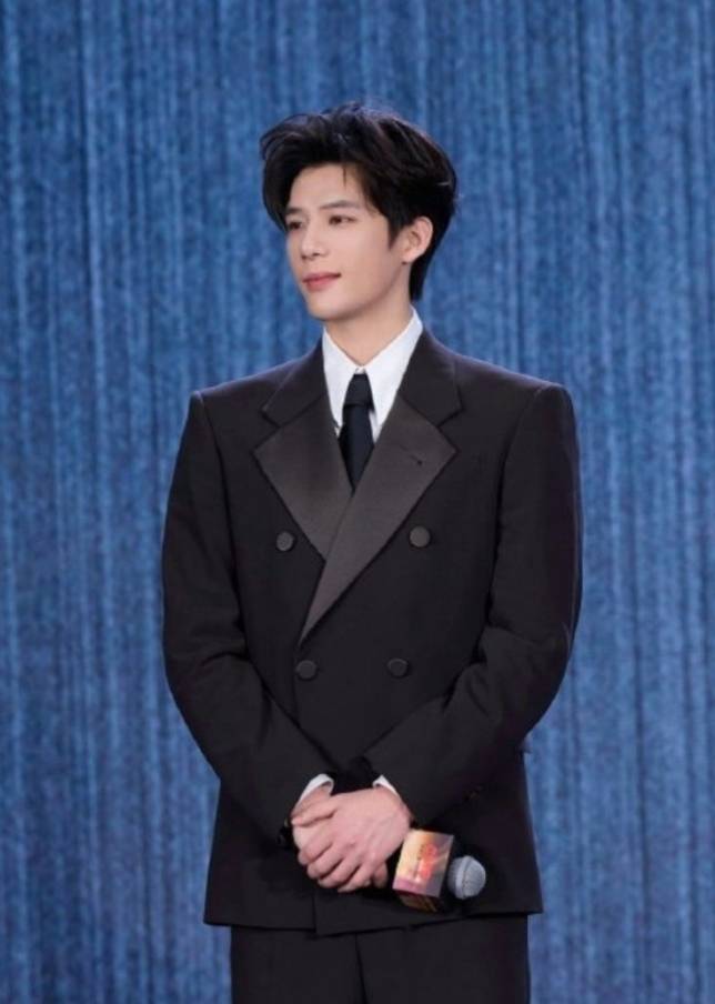 王安宇狂流官宣，一场打破常规的真诚告白