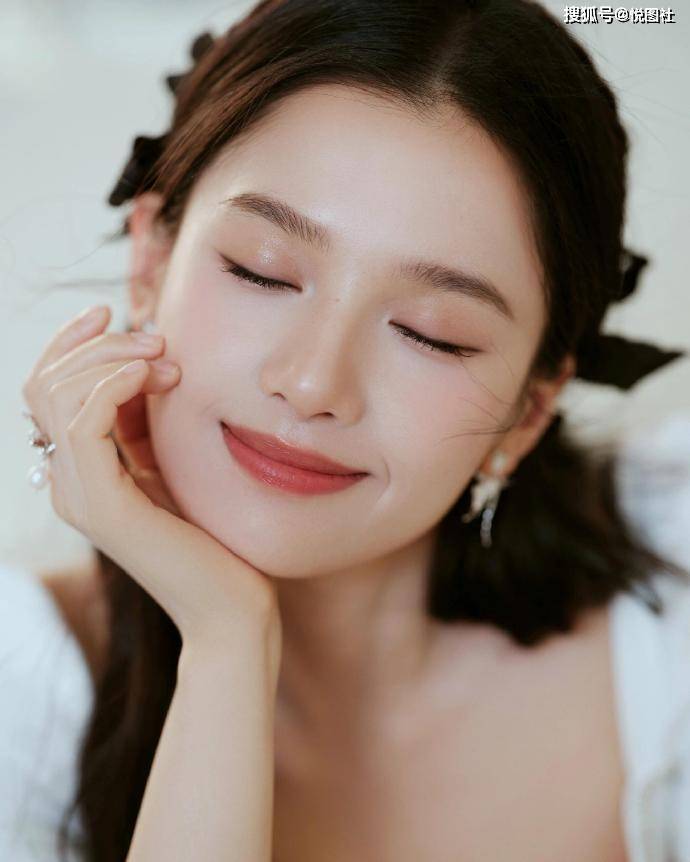 张婧仪妆造：清透柔美的松弛少女感