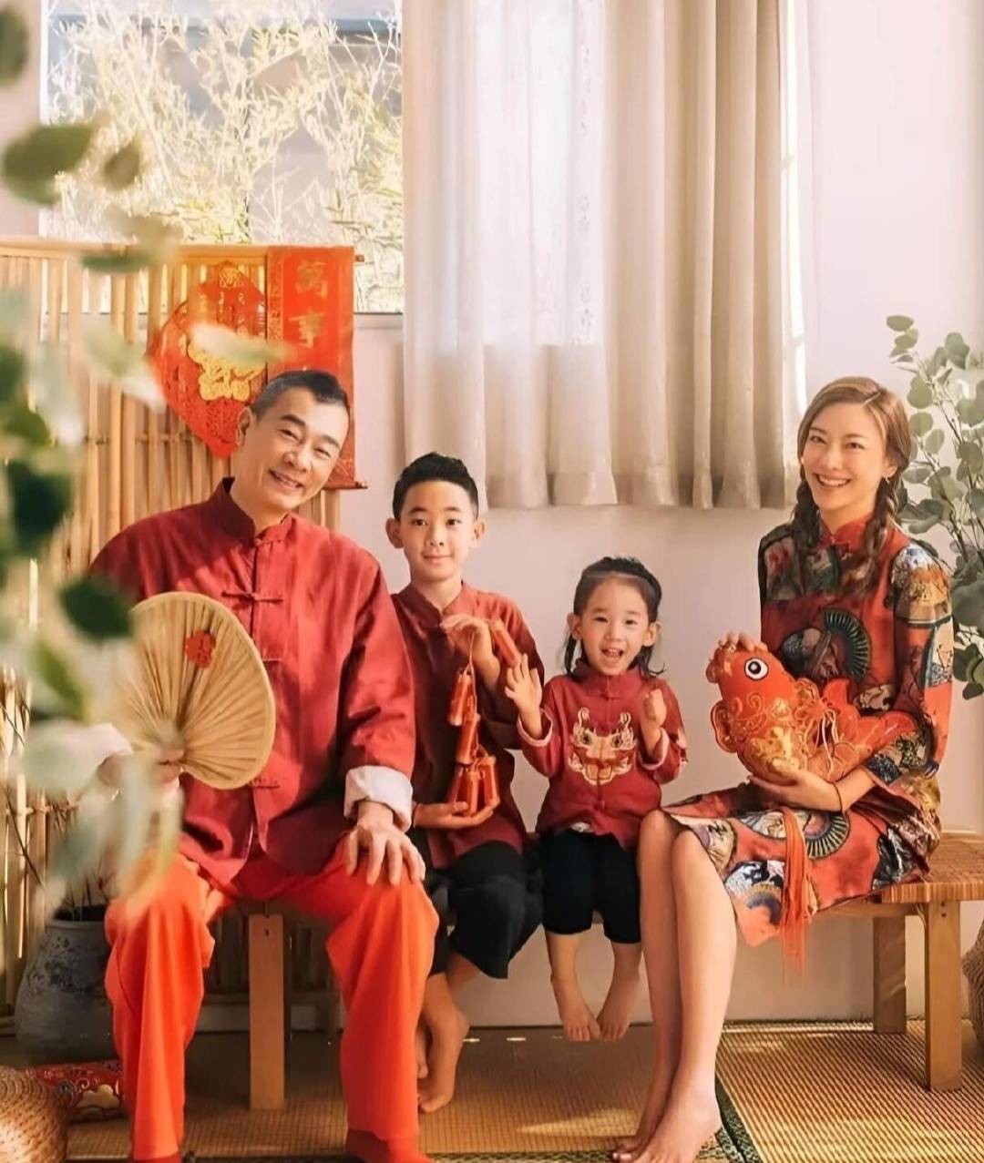 陈小春应采儿全家首登东方卫视春晚，基因与幸福双料暴击来袭！