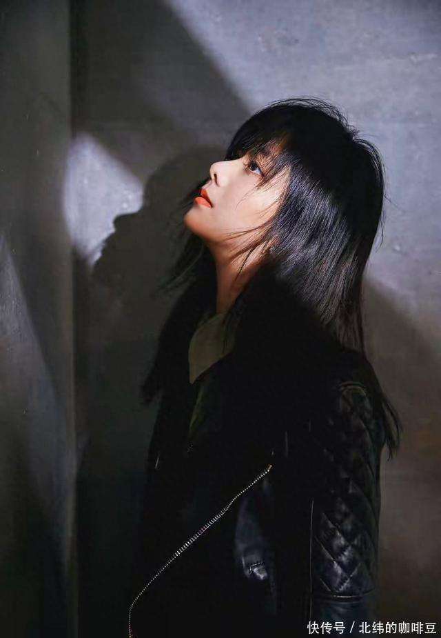 母亲离世多年后，35岁的国民闺女谭松韵，早已走上的另一条道路