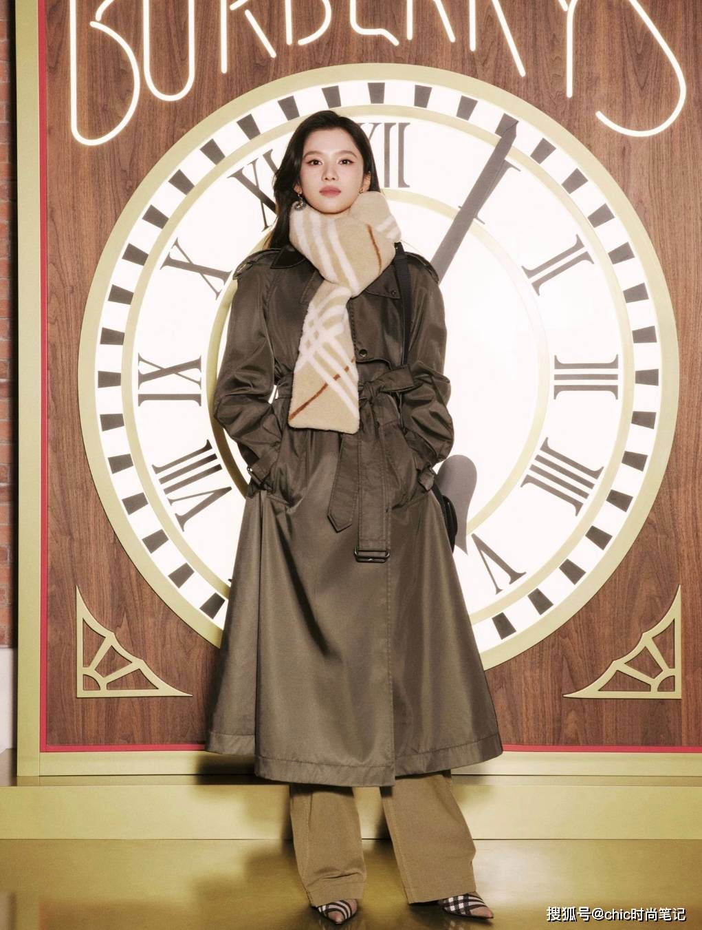 张婧仪英伦风穿搭分享，廓形与格纹的巧妙配合，高级、摩登