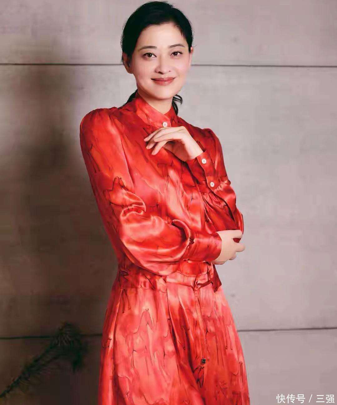 梅婷2026首晒美照配文:还没过年,红色已经穿上啦!