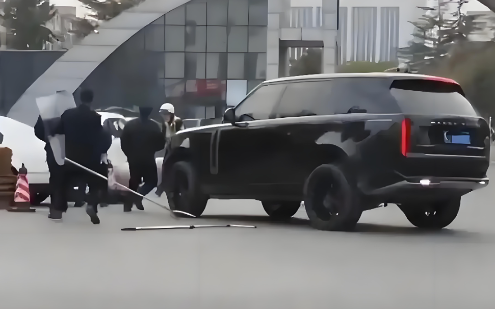 开车撞翻持刀男子的“路虎大哥”被认定为见义勇为,自愿承担车损