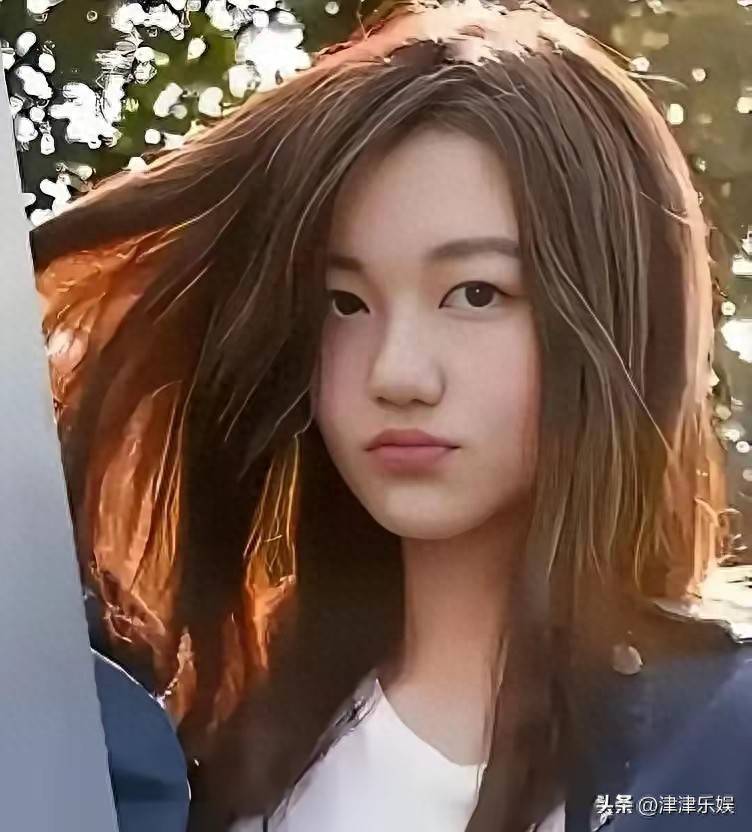 李嫣18岁生日晒自拍！唇腭裂修复疤痕几乎看不见了