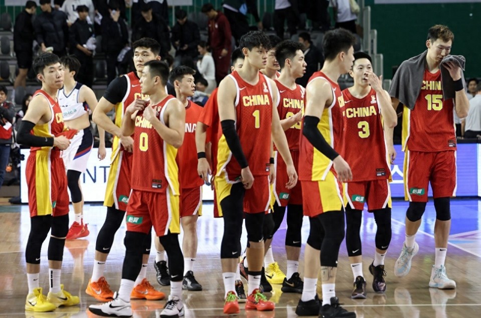 CBA联赛暂停当晚，中国男篮变天！官宣21人大名单，周琦郭昊文无缘