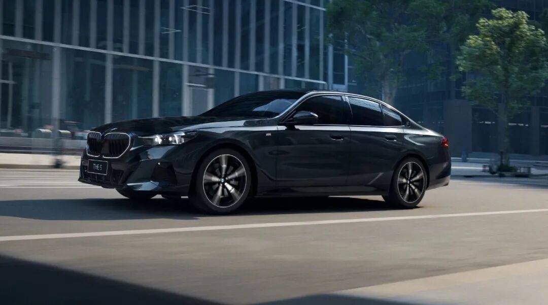 2026款进口标轴版宝马5系已上市，36.8万元起，配置大幅增加！