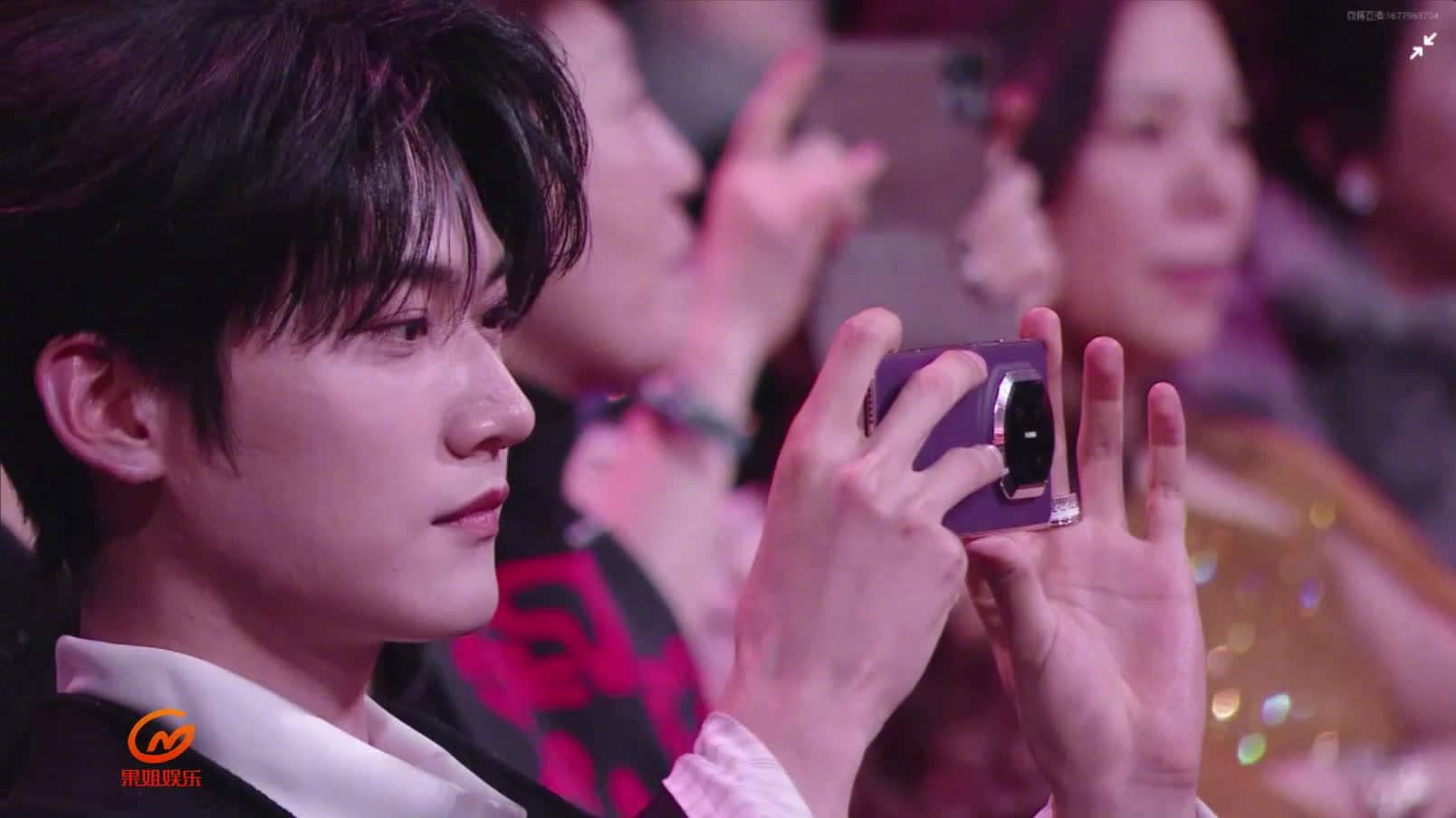 周柯宇台下拍摄陈妍希领奖引全场尖叫